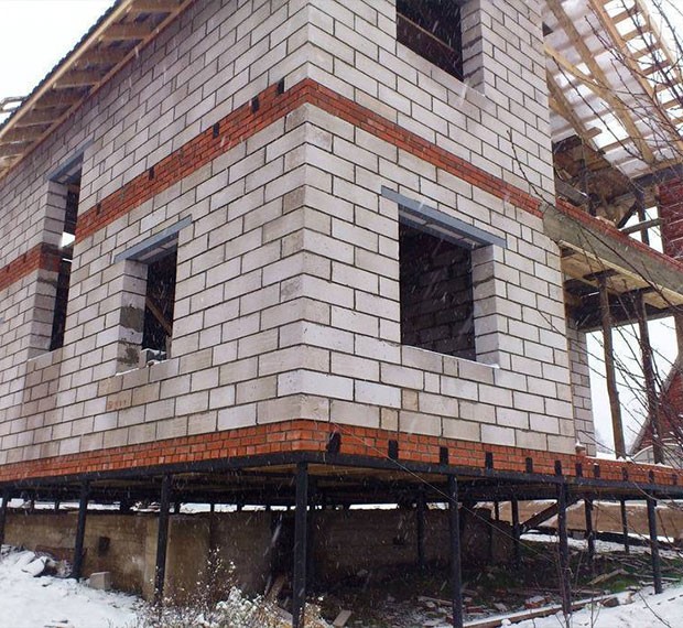 Монтаж свайно-винтового фундамента под дом из пеноблока в Кашире